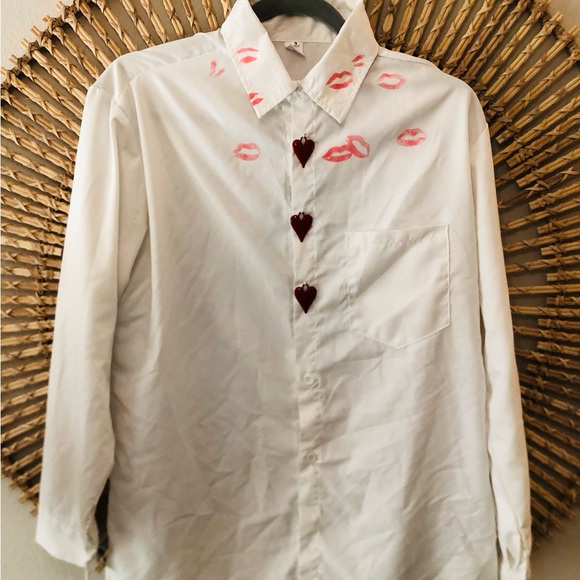 White red heart and lips kiss button down 💋 - Picture 1 of 8